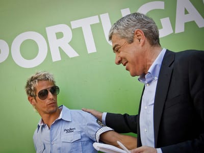 Fábio Coentrão dá autógrafos a Sócrates - TVI