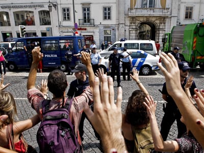 Jovens detidos por impedir «intervenção policial» - TVI