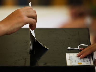 Emigrantes votarem nos serviços consulares pode dar "chapelada" - TVI