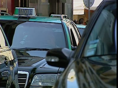 Um morto em acidente com táxi em Algés - TVI