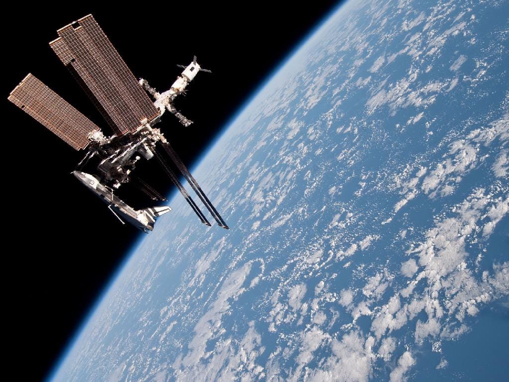 Vaivém Endeavour acoplado à Estação Espacial Internacional (NASA)