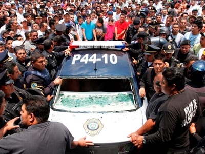 Populares enfrentam polícia para linchar ladrões - TVI