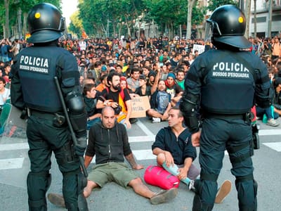 Barcelona: deputados fugiram de helicóptero - TVI