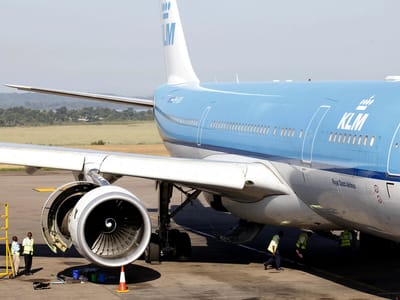 "Se quer amamentar, tem de se tapar". O pedido de uma hospedeira que deixou a KLM debaixo de fogo - TVI