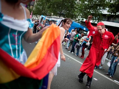 Milhares de homossexuais saem à rua contra a homofobia - TVI