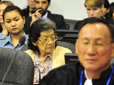 Ex-líder dos Khmer Vermelhos nega acusações de genocídio - TVI
