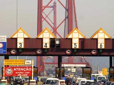Mau tempo condiciona trânsito nas pontes de Lisboa - TVI