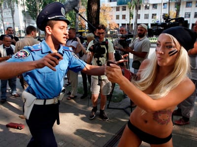 Protestam em topless pelo direito a fotografar - TVI