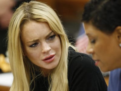 Lindsay Lohan volta a ter um acidente de carro - TVI