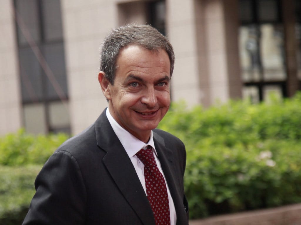 Zapatero à chegada da cimeira extraordinária