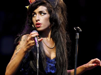 Quadro com sangue de Amy Winehouse vendido em leilão - TVI
