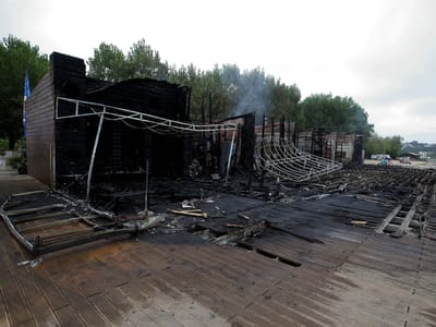 Incêndio destrói sete bares na Foz do Arelho - TVI