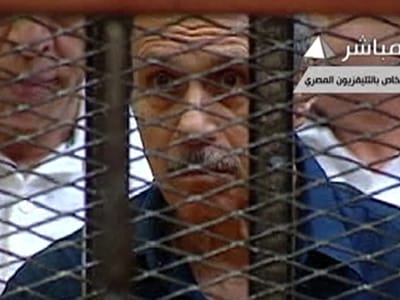 Egipto: Mubarak regressa ao tribunal de maca - TVI