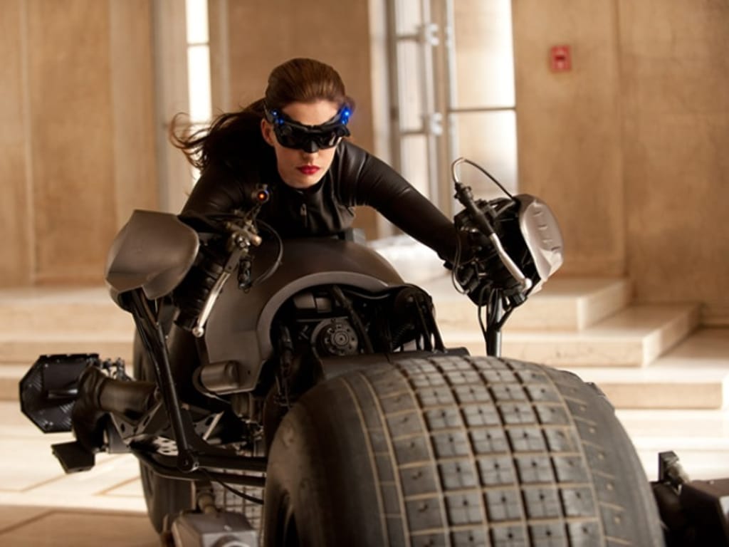 Catwoman/Selina Kyle em «The Dark Knight Rises» (foto do site oficial da Warner Bros.)