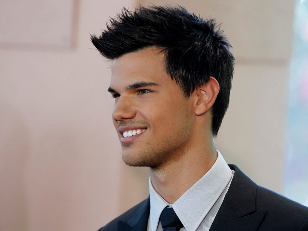 «Taylor Lautner» no almoço anual da Associação de Imprensa Estrangeira de Hollywood (foto Reuters)