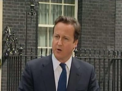 Regime de Khadafi «está a cair aos bocados», diz Cameron - TVI