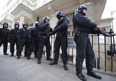 Polícia dispara contra suspeito durante operação em Londres - TVI