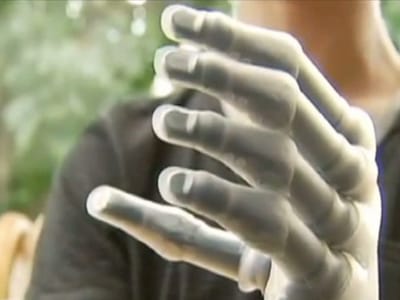 Criada mão artificial que 'vê' os objetos que vai agarrar - TVI