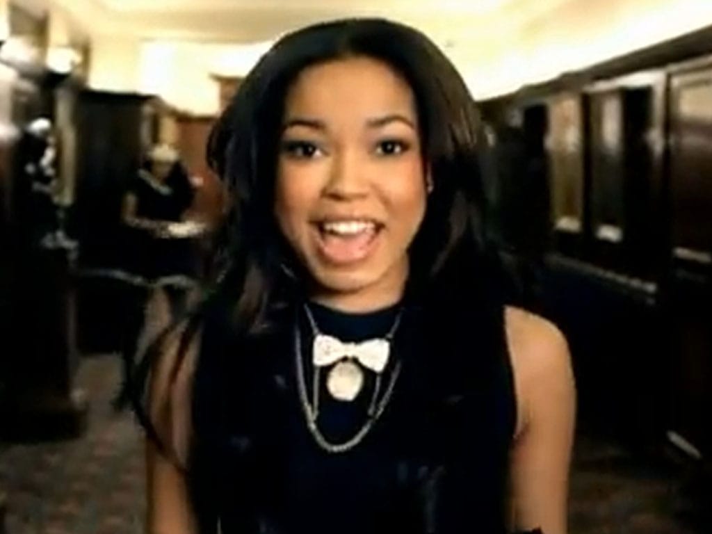 Dionne Bromfield no videoclip «Yeah Right»