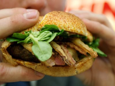 Consumo de «fast food» pode provocar asma e eczema - TVI