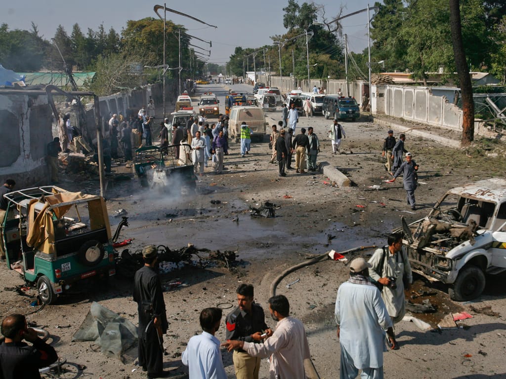 Paquistão: pelo menos 20 mortos em duplo atentado (Reuters)