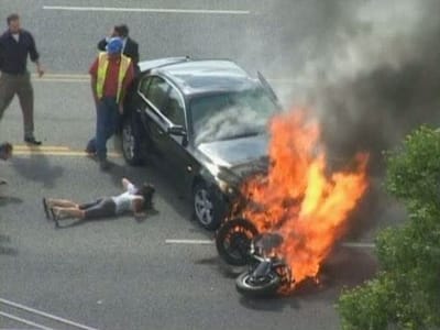 Motociclista salvo de carro em chamas elogia «heróis» - TVI