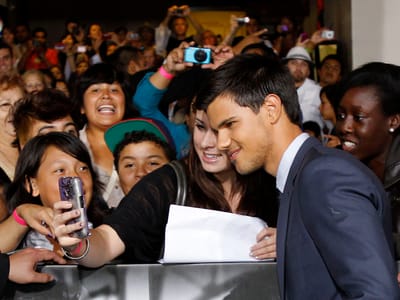 Taylor Lautner cede a petição dos fãs nas redes sociais - TVI