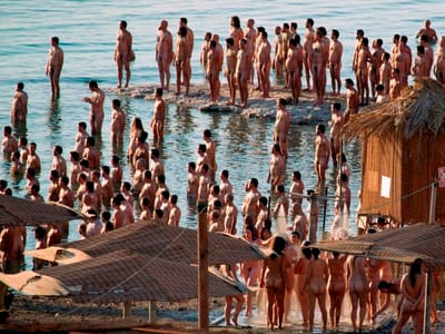 Spencer Tunick fotografa multidão nua no Mar Morto - TVI