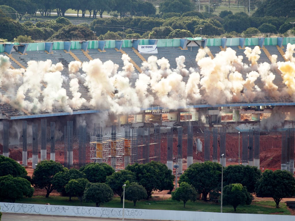 Implosão no estádio Mané Garrincha, em Brasília [Reuters]