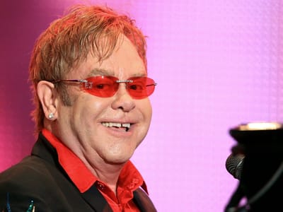 «Desperdicei a minha vida com drogas», diz Elton John - TVI