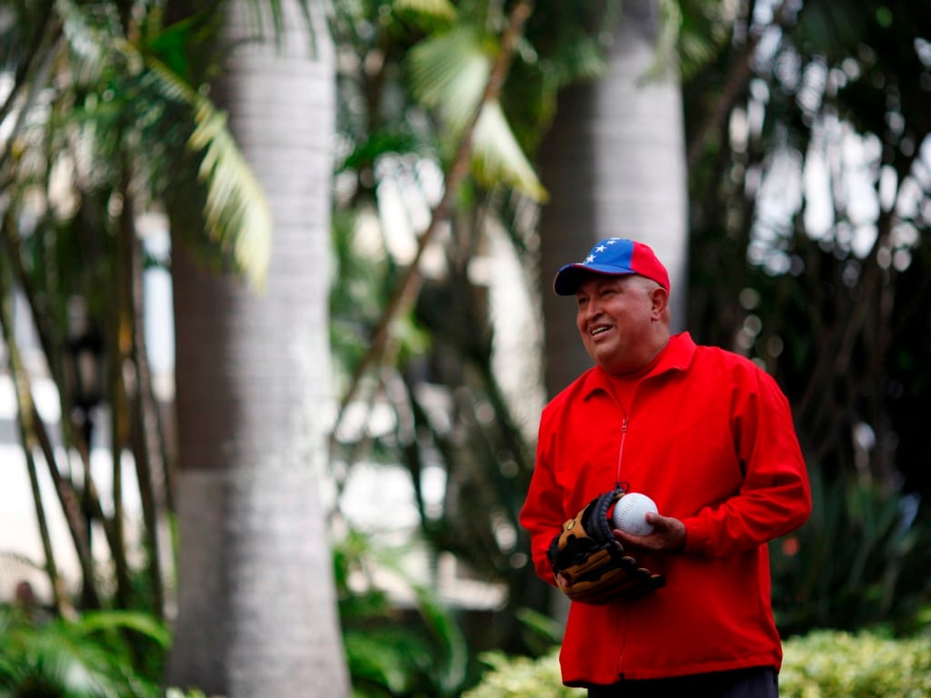 Chávez joga basebol para mostrar que está bem [Reuters]