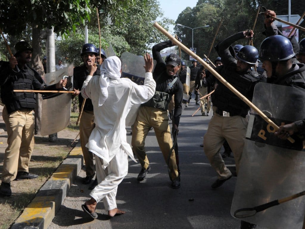 Paquistão: ataque a autocarro faz 13 mortos no Quetta (EPA/Waheed Khan)