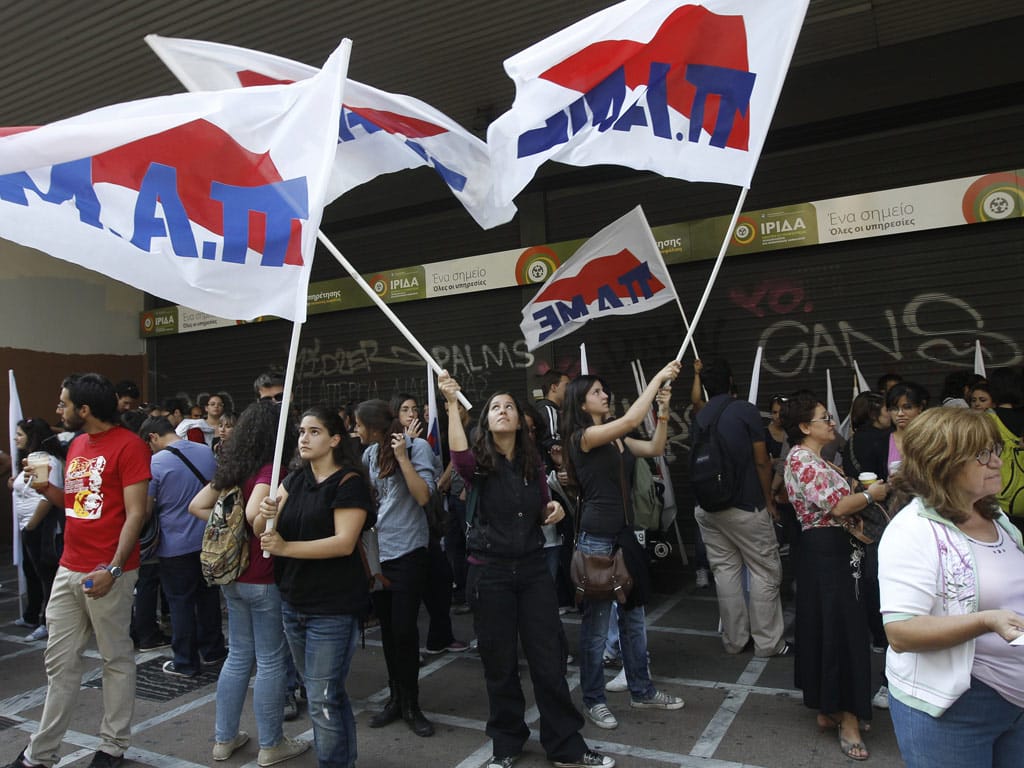 Manifestantes bloqueiam entrada de Ministério das Finanças grego (Yannis Behrakis/Reuters)