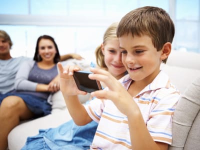Tablets ou smartphones no quarto impedem crianças de dormir - TVI