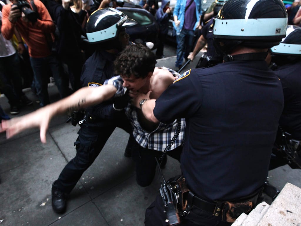Polícia atropela indignados em Wall Street (Lucas Jackson)