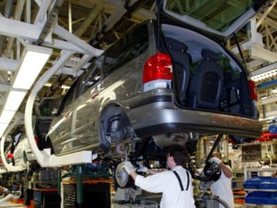 Autoeuropa altera produção para 'contornar' incêndio no Carregado - TVI