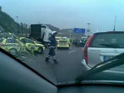 Condutor choca com reboque e morre na ponte da Arrábida - TVI