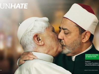 Beijo gay do Papa em campanha contra o ódio - TVI