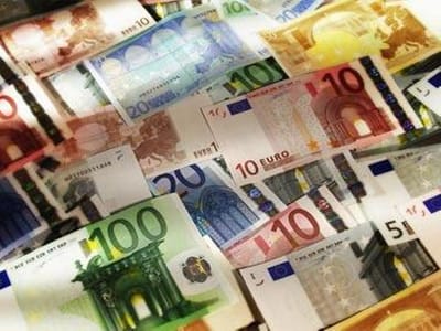Homem cola notas de 20 e 50 euros ao corpo - TVI