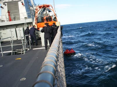 Marinha resgata 20 tripulantes de dois barcos naufragados - TVI