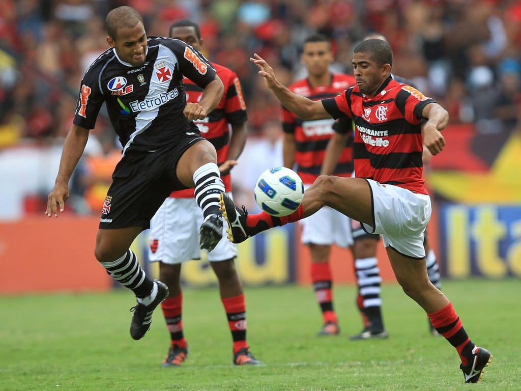 Felipe Bastos (Vasco da Gama) em luta com Junior Cesar (Flamengo)