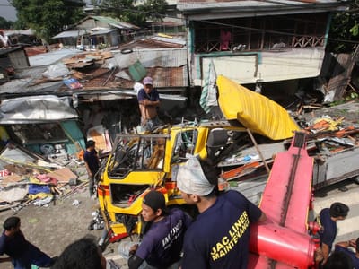 Camião descontrolado «varre» casas - TVI