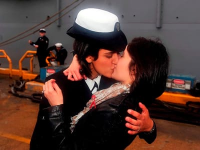 Marinheiras beijam-se após fim do veto a gays - TVI