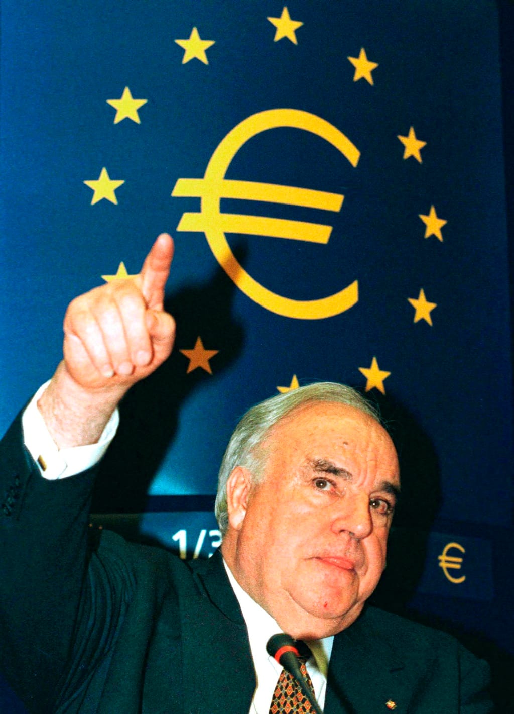 Angela Merkel está a destruir a minha Europa (Helmut Kohl, antigo presidente alemão 18-07-2011)