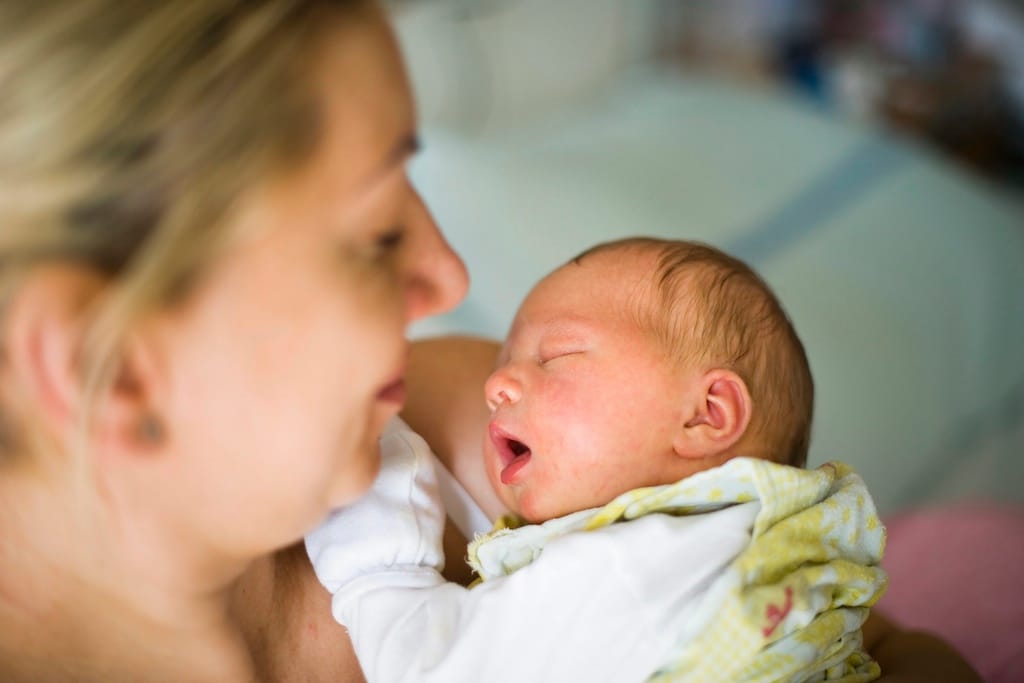 Best of Outubro 2011: Recém-nascido mantido pela mãe na maternidade (EPA/ATTILA BALAZS )