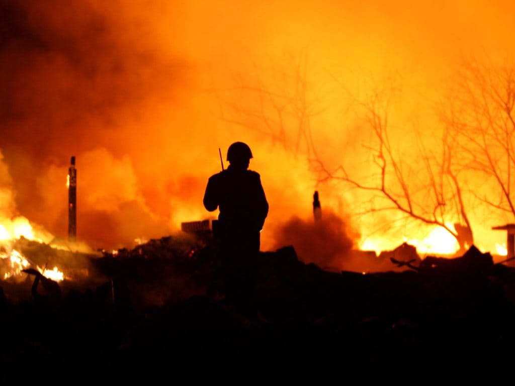 Incêndio em Rangum faz 16 mortos - EPA/NYEIN CHAN NAING