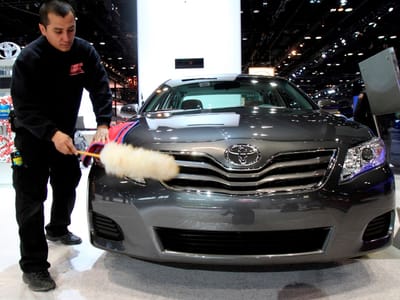 Vendas de carros novos baixam mais de 30% em 2011 - TVI