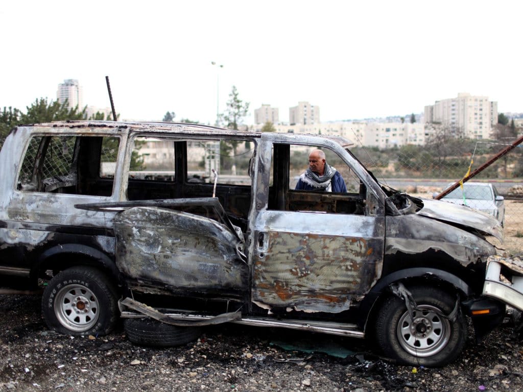 Dois veículos palestinianos incendiados em Israel (EPA/ABIR SULTAN)