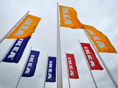 Fundador do Ikea faz compras na feira da ladra para poupar dinheiro - TVI