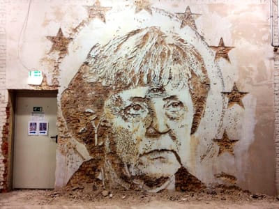 Português esculpe Merkel num muro de Berlim - TVI